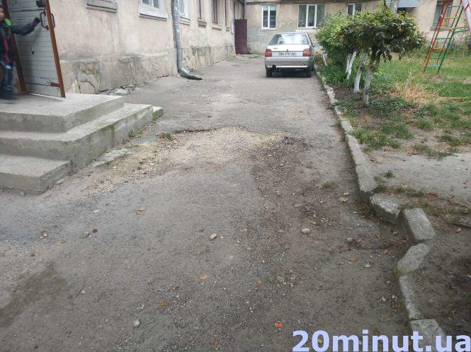 61-річний будинок у "Центрі" тріщить по швах та руйнується. Сиплеться і мур поруч, фото №3 на сайті 20minut.ua