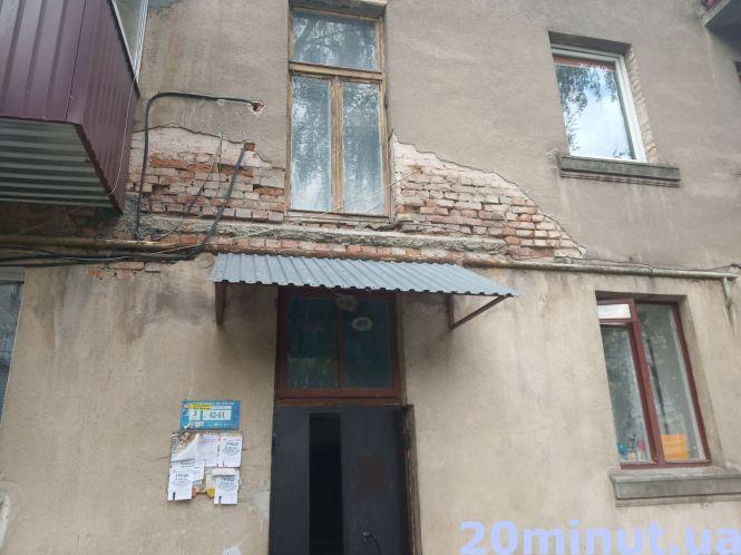 61-річний будинок у "Центрі" тріщить по швах та руйнується. Сиплеться і мур поруч, фото №2 на сайті 20minut.ua