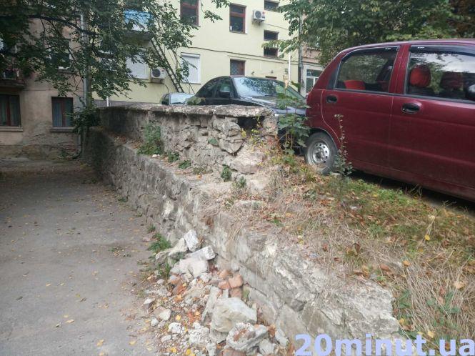 61-річний будинок у "Центрі" тріщить по швах та руйнується. Сиплеться і мур поруч, фото №1 на сайті 20minut.ua