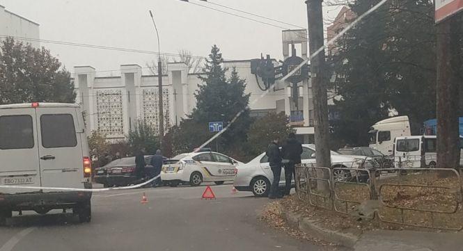 ДТП біля фабрики меблів: автомобіль вилетів на газон і врізався в паркан (оновлено), фото №2 на сайті 20minut.ua