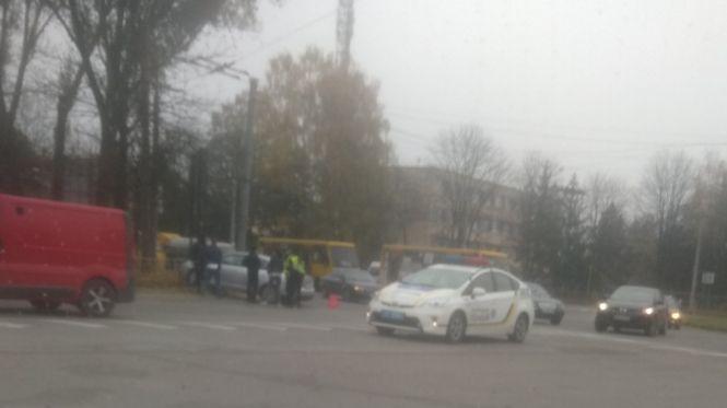 ДТП біля фабрики меблів: автомобіль вилетів на газон і врізався в паркан (оновлено), фото №1 на сайті 20minut.ua