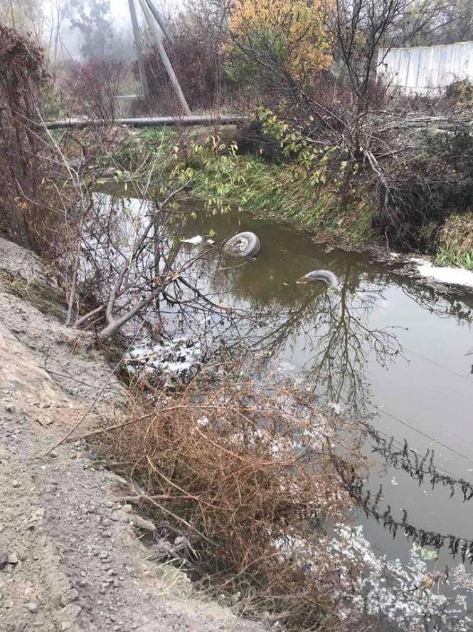Новини Вінниці - фото з «Камаз» впав у відстійник. Рятувальники намагаються дістати тіло водія з кабіни «Камаз» впав у відстійник. Рятувальники намагаються дістати тіло водія з кабіни, фото №2 на сайті 20minut.ua