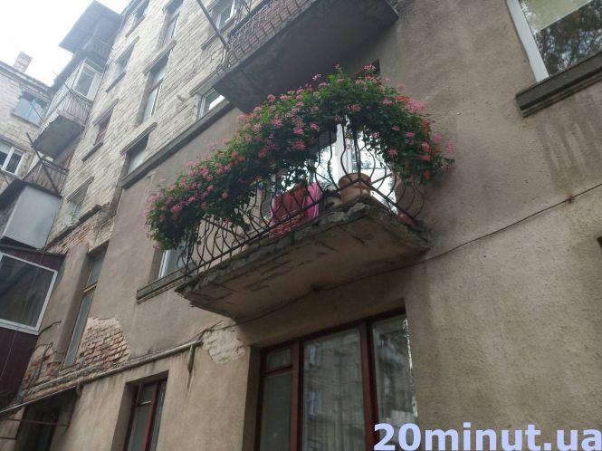 61-річний будинок у "Центрі" тріщить по швах та руйнується. Сиплеться і мур поруч, фото №4 на сайті 20minut.ua