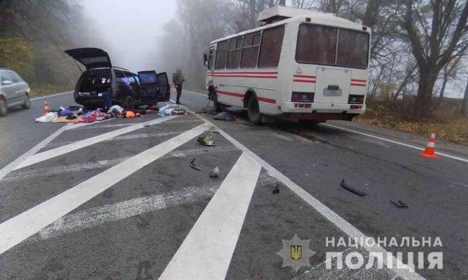 Новини Вінниці - фото з Біля Лукашівки зіткнувся «ВАЗ» та автобус. Є потерпілі, серед яких трирічна дитина Біля Лукашівки зіткнувся «ВАЗ» та автобус. Є потерпілі, серед яких трирічна дитина, фото №1 на сайті 20minut.ua