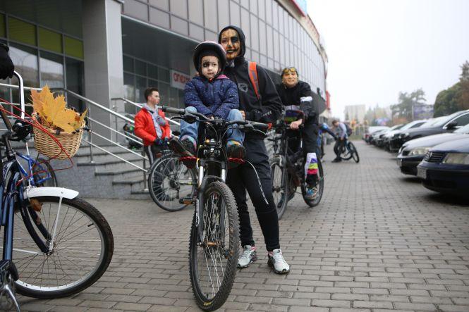 Новини Вінниці - фото з «Чорти» і «відьми» на велосипедах проїхали Вінницею до Гелловіну «Чорти» і «відьми» на велосипедах проїхали Вінницею до Гелловіну, фото №1 на сайті 20minut.ua