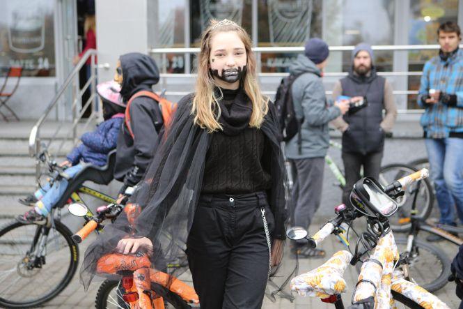 Новини Вінниці - фото з «Чорти» і «відьми» на велосипедах проїхали Вінницею до Гелловіну «Чорти» і «відьми» на велосипедах проїхали Вінницею до Гелловіну, фото №3 на сайті 20minut.ua