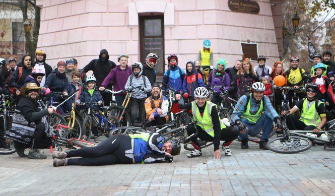 Новини Вінниці - фото з «Чорти» і «відьми» на велосипедах проїхали Вінницею до Гелловіну «Чорти» і «відьми» на велосипедах проїхали Вінницею до Гелловіну, фото №5 на сайті 20minut.ua