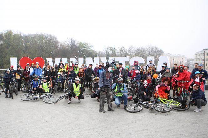 Новини Вінниці - фото з «Чорти» і «відьми» на велосипедах проїхали Вінницею до Гелловіну «Чорти» і «відьми» на велосипедах проїхали Вінницею до Гелловіну, фото №4 на сайті 20minut.ua