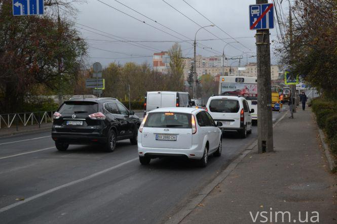 Новини Хмельницького - фото з На Кам’янецькій латають асфальт: машини стоять у заторах На Кам’янецькій латають асфальт: машини стоять у заторах, фото №1 на сайті vsim.ua