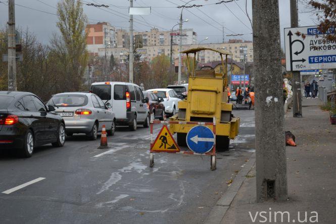 Новини Хмельницького - фото з На Кам’янецькій латають асфальт: машини стоять у заторах На Кам’янецькій латають асфальт: машини стоять у заторах, фото №2 на сайті vsim.ua