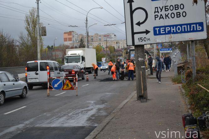 Новини Хмельницького - фото з На Кам’янецькій латають асфальт: машини стоять у заторах На Кам’янецькій латають асфальт: машини стоять у заторах, фото №3 на сайті vsim.ua