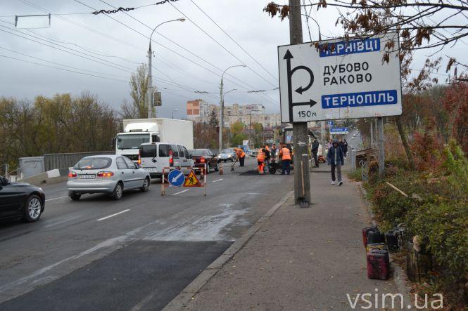 Новини Хмельницького - фото з На Кам’янецькій латають асфальт: машини стоять у заторах На Кам’янецькій латають асфальт: машини стоять у заторах, фото №4 на сайті vsim.ua
