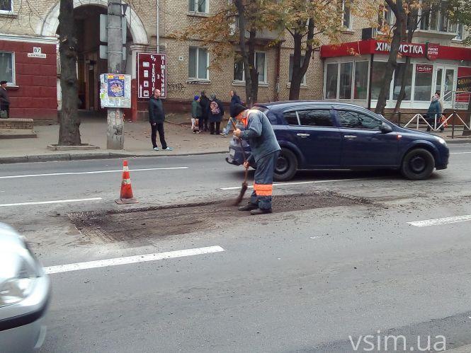 Новини Хмельницького - фото з На Кам’янецькій латають асфальт: машини стоять у заторах На Кам’янецькій латають асфальт: машини стоять у заторах, фото №6 на сайті vsim.ua