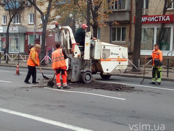 Новини Хмельницького - фото з На Кам’янецькій латають асфальт: машини стоять у заторах На Кам’янецькій латають асфальт: машини стоять у заторах, фото №5 на сайті vsim.ua
