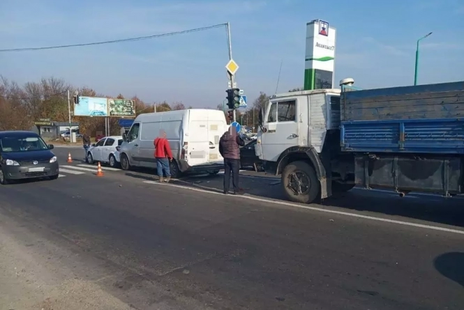 Перекинута автівка та 50 п’яних за кермом: хроніка ДТП у Хмельницькому, фото №3 на сайті vsim.ua