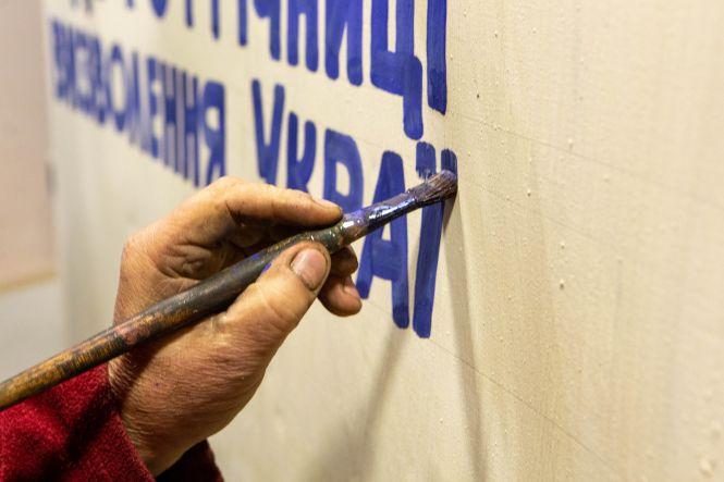 Новини Вінниці - фото з «Я останній з могікан» - художник, який малює афіші кінотеатру «Родина» «Я останній з могікан» - художник, який малює афіші кінотеатру «Родина», фото №3 на сайті 20minut.ua