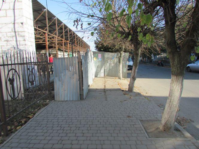 Козятинчани перекриттям тротуару були шоковані (Фото + відео), фото №1 на сайті 20minut.ua