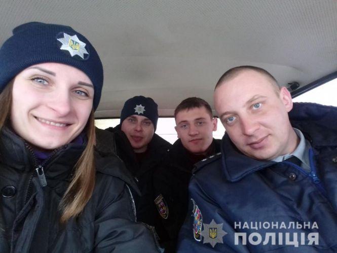 Новини Вінниці - фото з Полісмен виніс людину з палаючого будинку. За це його відзначили державною нагородою Полісмен виніс людину з палаючого будинку. За це його відзначили державною нагородою, фото №1 на сайті 20minut.ua