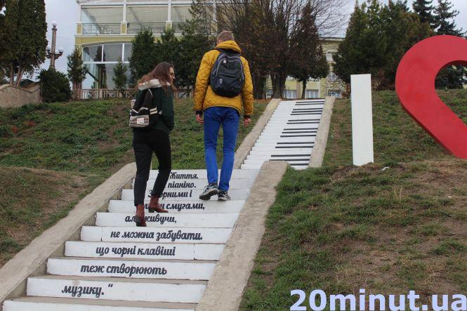 Фото дня: діти створили "музичні" сходи у парку Шевченка, фото №1 на сайті 20minut.ua