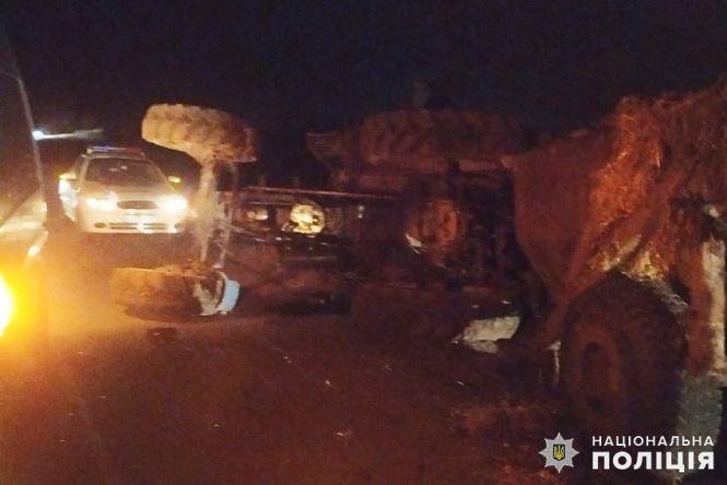 Новини Хмельницького - фото з Легковик протаранив причеп трактора: двоє людей постраждало у моторошній ДТП під Волочиськом Легковик протаранив причеп трактора: двоє людей постраждало у моторошній ДТП під Волочиськом, фото №1 на сайті vsim.ua