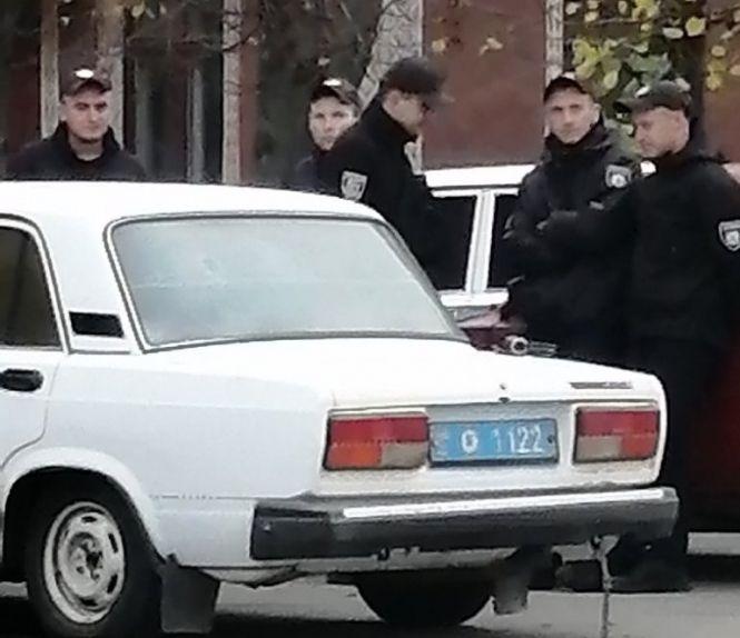 Новини Вінниці - фото з Поліцейських проводжали вигуками «Ганьба!» У Кирнасівці люди не дали вивезти із заводу 40 тонн цукру Поліцейських проводжали вигуками «Ганьба!» У Кирнасівці люди не дали вивезти із заводу 40 тонн цукру, фото №3 на сайті 20minut.ua