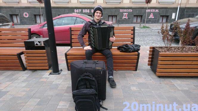 Новини Тернополя - фото з Відео дня: на Чорновола музикант на баяні влаштував вуличний концерт Відео дня: на Чорновола музикант на баяні влаштував вуличний концерт, фото №1 на сайті 20minut.ua
