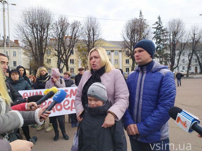 Батьки загиблої в ДТП Софії Чорнобай організували мітинг під хмельницькою прокуратурою. Що там відбувалося, фото №1 на сайті vsim.ua