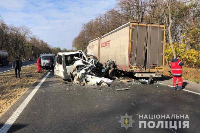 Новини Вінниці - фото з Жахлива ДТП: у Немирівському районі мікроавтобус в’їхав у вантажівку Жахлива ДТП: у Немирівському районі мікроавтобус в’їхав у вантажівку, фото №1 на сайті 20minut.ua