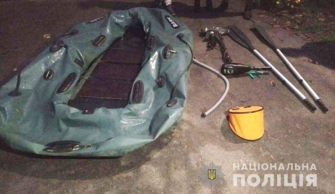 Новини Вінниці - фото з Серійні крадії тікали від поліції на викраденій машині, доки їх не зупинило дерево Серійні крадії тікали від поліції на викраденій машині, доки їх не зупинило дерево, фото №1 на сайті 20minut.ua