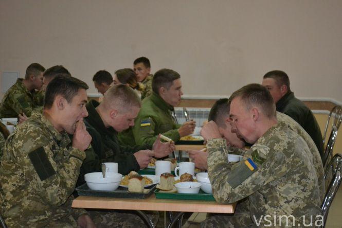 “Не домашнє, а …”: курсанти розповіли, як їх годують у прикордонній академії, фото №11 на сайті vsim.ua