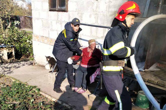 Новини Хмельницького - фото з Двох дітей та пенсіонерку врятували під час пожежі у Славуті (ФОТО) Двох дітей та пенсіонерку врятували під час пожежі у Славуті (ФОТО), фото №1 на сайті vsim.ua