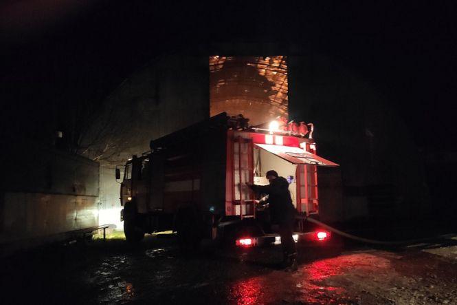 Масштабна пожежа у Кам'янці: вогонь гасили 18 рятувальників на 6 машинах, фото №1 на сайті vsim.ua