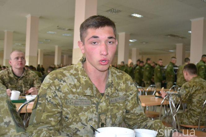 “Не домашнє, а …”: курсанти розповіли, як їх годують у прикордонній академії, фото №2 на сайті vsim.ua