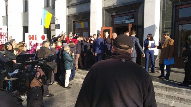 Новини Тернополя - фото з Активістам, які принесли плакати "Ні капітуляції", не вдалось поговорити з президентом. Він пройшов повз (відео) Активістам, які принесли плакати "Ні капітуляції", не вдалось поговорити з президентом. Він пройшов повз (відео), фото №1 на сайті 20minut.ua