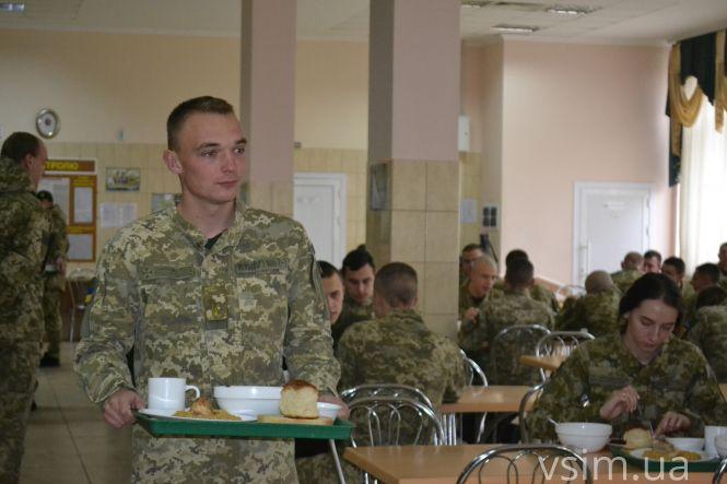 “Не домашнє, а …”: курсанти розповіли, як їх годують у прикордонній академії, фото №10 на сайті vsim.ua