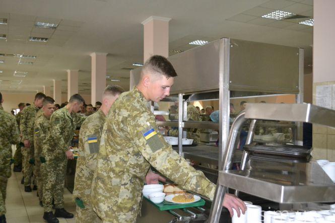 “Не домашнє, а …”: курсанти розповіли, як їх годують у прикордонній академії, фото №8 на сайті vsim.ua