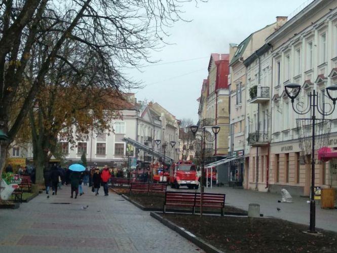 На Сагайдачного - дві пожежних машини. Горить редакція однієї із місцевих газет, фото №1 на сайті 20minut.ua