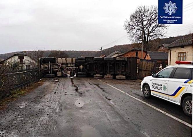 Новини Тернополя - фото з Біля Теребовлі перекинулась вантажівка. Дорога повністю перекрита (оновлено) Біля Теребовлі перекинулась вантажівка. Дорога повністю перекрита (оновлено), фото №2 на сайті 20minut.ua