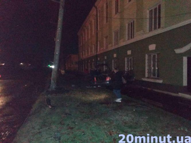 Новини Тернополя - фото з На Бродівський смертельна аварія: водій в'їхав у електроопору та загинув, пасажир - у важкому стані На Бродівський смертельна аварія: водій в'їхав у електроопору та загинув, пасажир - у важкому стані, фото №2 на сайті 20minut.ua