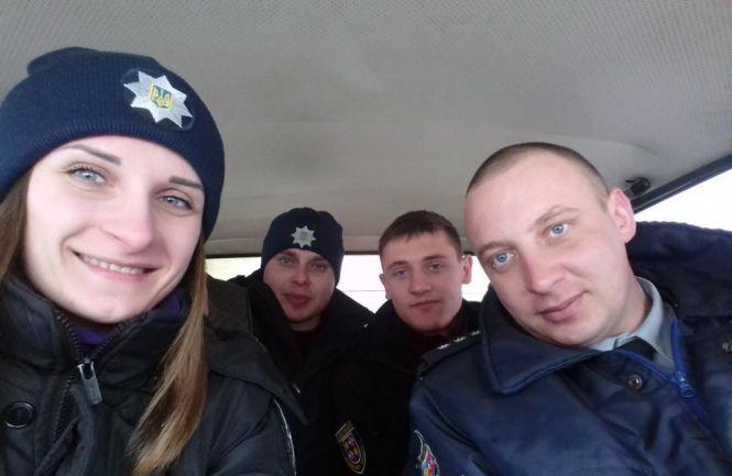 Новини Вінниці - фото з «Саша, там дядько Василь, він згорить!»  Капітан поліції під час пожежі виніс з будинку пенсіонера «Саша, там дядько Василь, він згорить!»  Капітан поліції під час пожежі виніс з будинку пенсіонера, фото №2 на сайті 20minut.ua