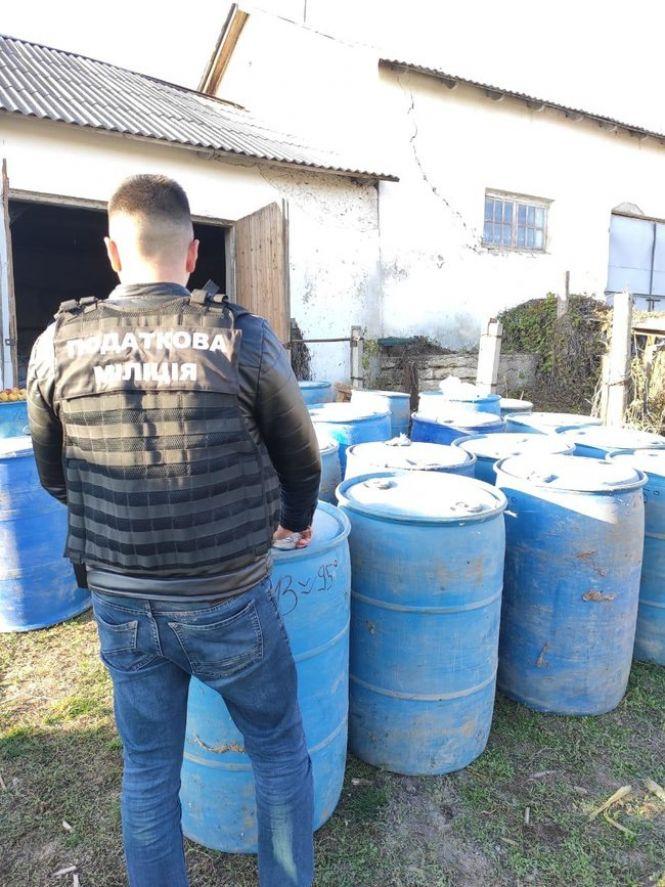 Новини Хмельницького - фото з На Хмельниччині вилучили нелегального алкоголю на 1,4 мільйона гривень На Хмельниччині вилучили нелегального алкоголю на 1,4 мільйона гривень, фото №2 на сайті vsim.ua