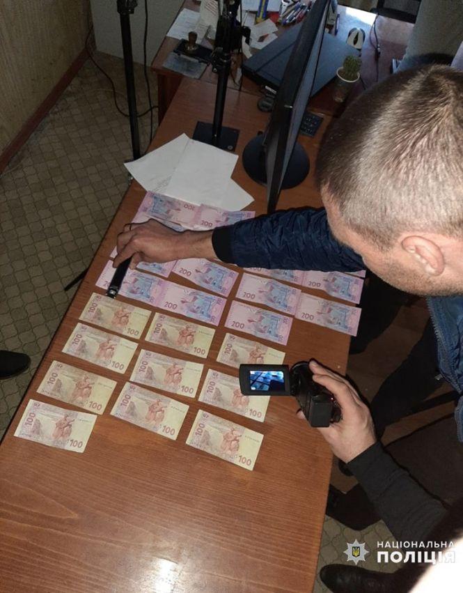 4000 гривень за швидку видачу паспортів: на Хмельниччині посадовець ДМС погорів на хабарі, фото №1 на сайті vsim.ua