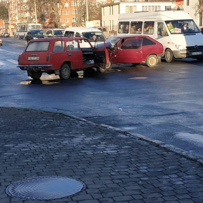 Новини Хмельницького - фото з На Шевченка лоб у лоб зіштовхнулися два легковика: є постраждалі (ФОТО, ВІДЕО) На Шевченка лоб у лоб зіштовхнулися два легковика: є постраждалі (ФОТО, ВІДЕО), фото №2 на сайті vsim.ua