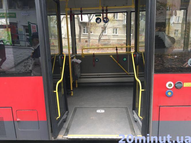 Новини Тернополя - фото з У салоні - тепло, а двері - з датчиком руху: журналістка "20 хвилин" протестувала новий маршрут №35 У салоні - тепло, а двері - з датчиком руху: журналістка "20 хвилин" протестувала новий маршрут №35, фото №3 на сайті 20minut.ua