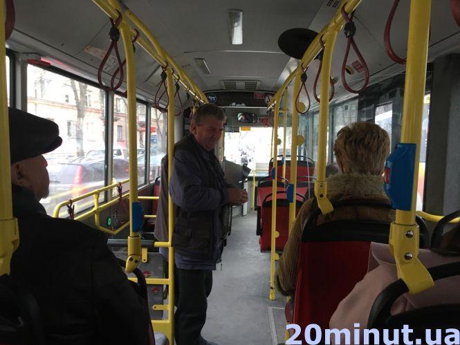 Новини Тернополя - фото з У салоні - тепло, а двері - з датчиком руху: журналістка "20 хвилин" протестувала новий маршрут №35 У салоні - тепло, а двері - з датчиком руху: журналістка "20 хвилин" протестувала новий маршрут №35, фото №2 на сайті 20minut.ua