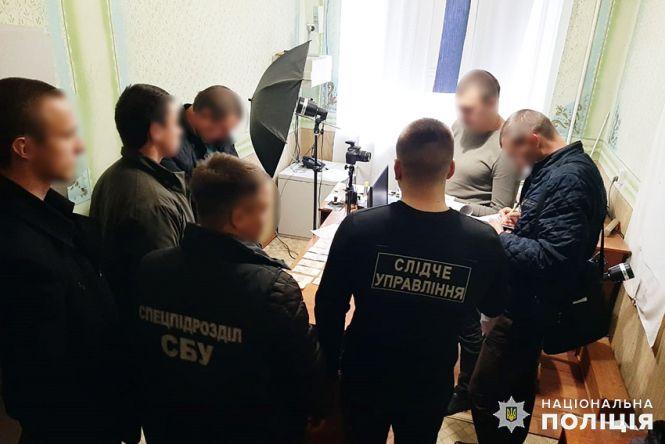 4000 гривень за швидку видачу паспортів: на Хмельниччині посадовець ДМС погорів на хабарі, фото №2 на сайті vsim.ua