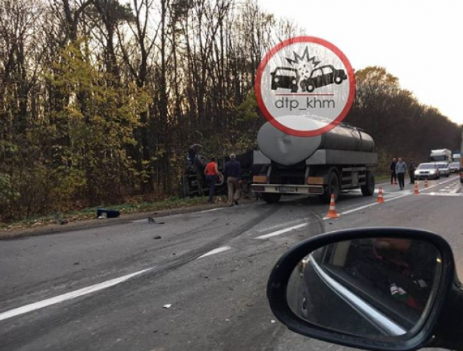 Масштабна ДТП: під Летичевом зіштовхнулися одразу три легковики та молоковоз (ФОТО), фото №2 на сайті vsim.ua