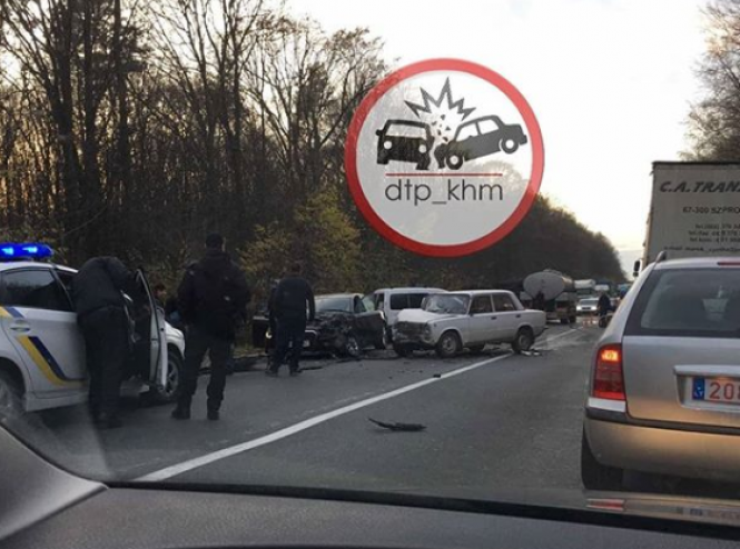 Масштабна ДТП: під Летичевом зіштовхнулися одразу три легковики та молоковоз (ФОТО), фото №1 на сайті vsim.ua