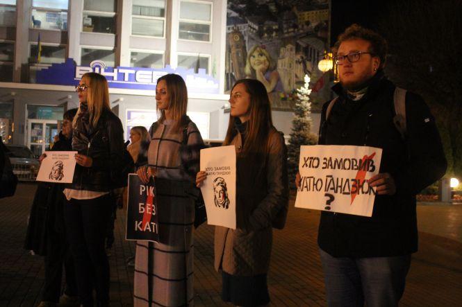 Новини Вінниці - фото з «Вбивці мають бути покарані» Вінничани закликали розслідувати вбивство Катерини Гандзюк «Вбивці мають бути покарані» Вінничани закликали розслідувати вбивство Катерини Гандзюк, фото №3 на сайті 20minut.ua