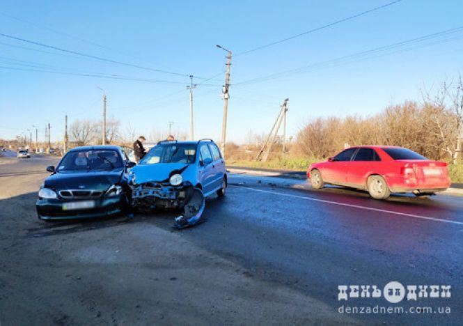 Під Шепетівкою сталася потрійна ДТП: двоє постраждалих (ФОТО), фото №1 на сайті vsim.ua